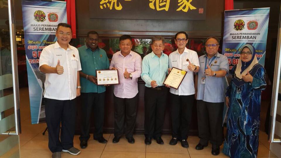 Penyampaian Sijil dan Pelekat 5 bintang tandas awam. Program local Agenda 21 MPS 2017 di Restoran Regent, Taman Labu Utama, Jln Sg Ujong