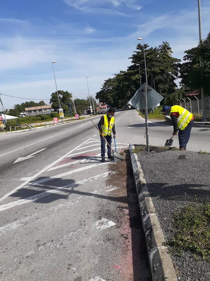KERJA-KERJA PEMBERSIHAN JALAN JKR