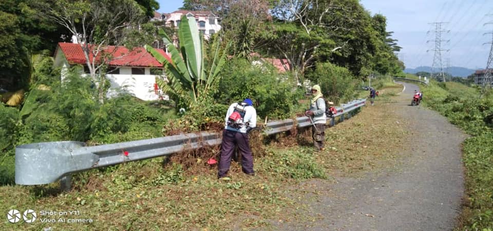 KERJA-KERJA PEMOTONGAN RUMPUT