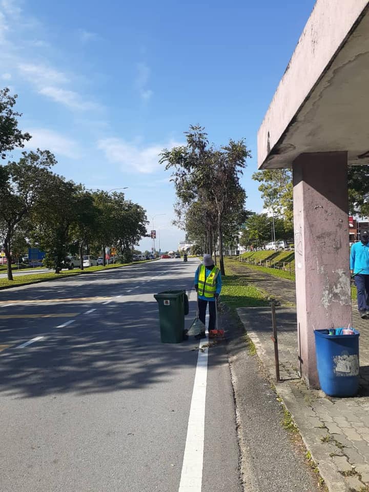 KERJA-KERJA PEMBERSIHAN JALAN JKR