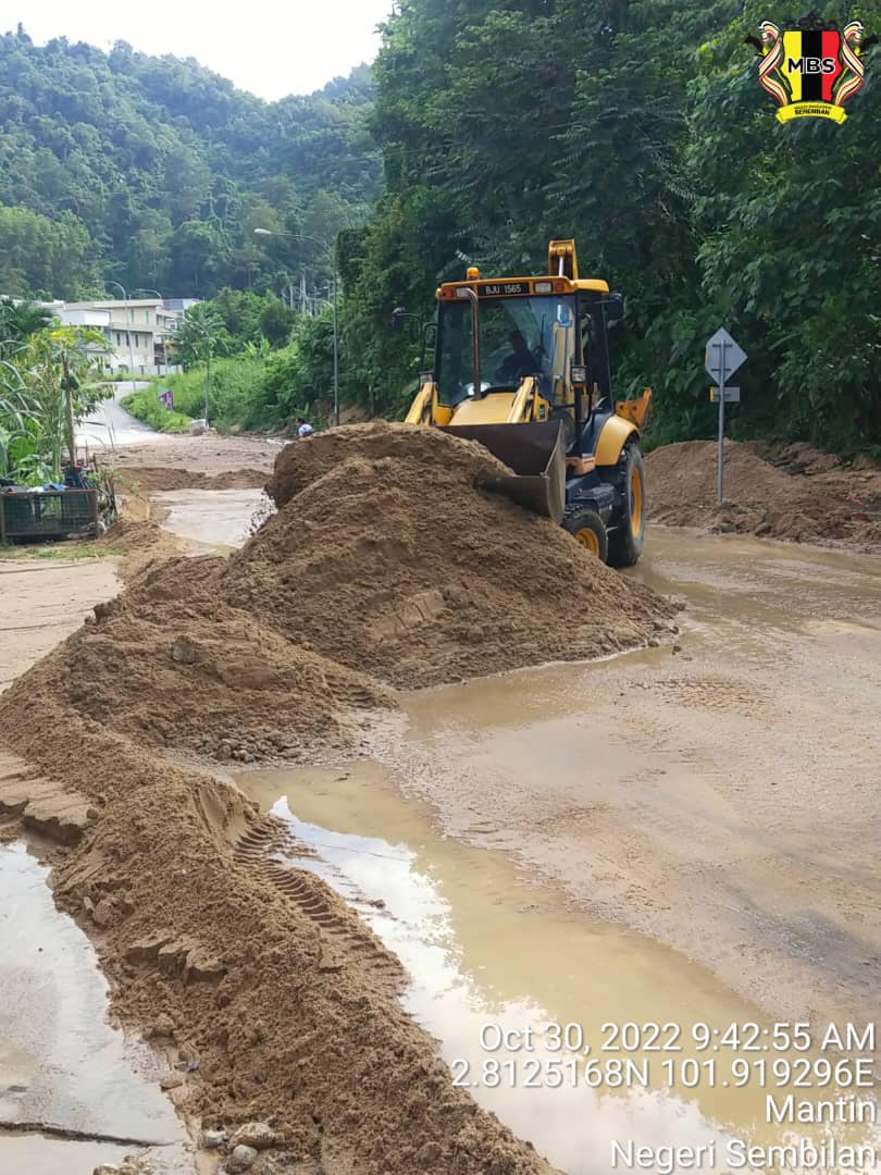 PEMBERSIHAN KAWASAN BANJIR DI KAWASAN PERINDUSTRIAN BT 8 MANTIN