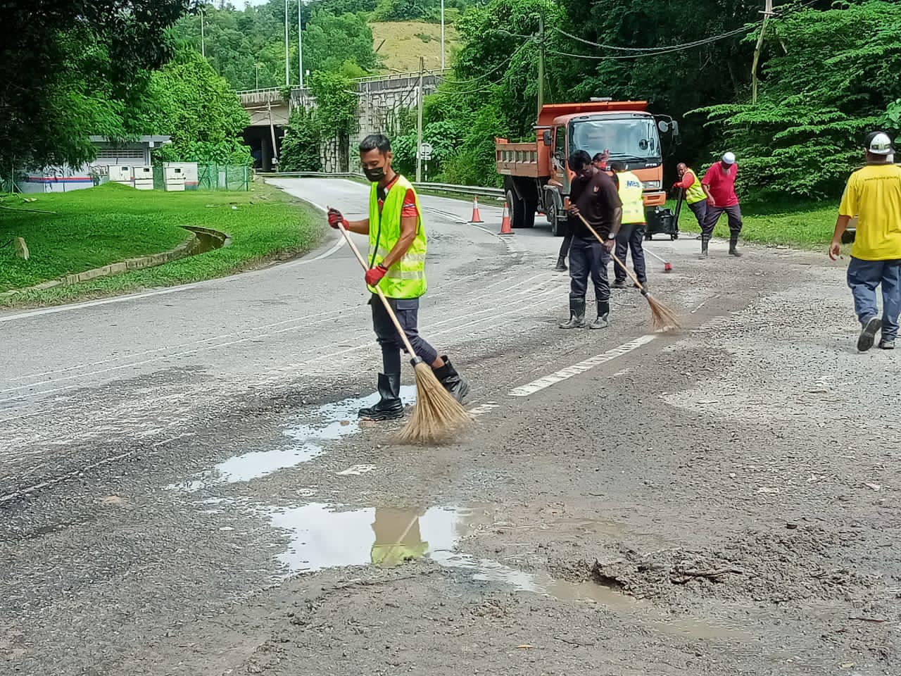 KERJA-KERJA PENURAPAN JALAN ROSAK DI JALAN TOK DAGANG