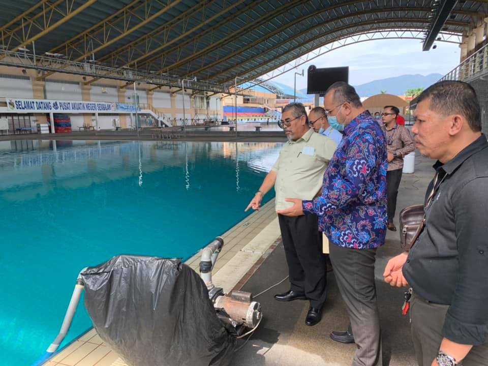 LAWATAN MELIHAT PERSIAPAN BAGI PEMBUKAAN KOLAM RENANG AWAM DAN PUSAT AKUATIK PAROI