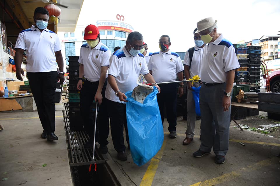 MENJUNJUNG KASIH KEPADA DYMM YANG DI-PERTUAN BESAR NEGERI SEMBILAN MENCEMAR DULI