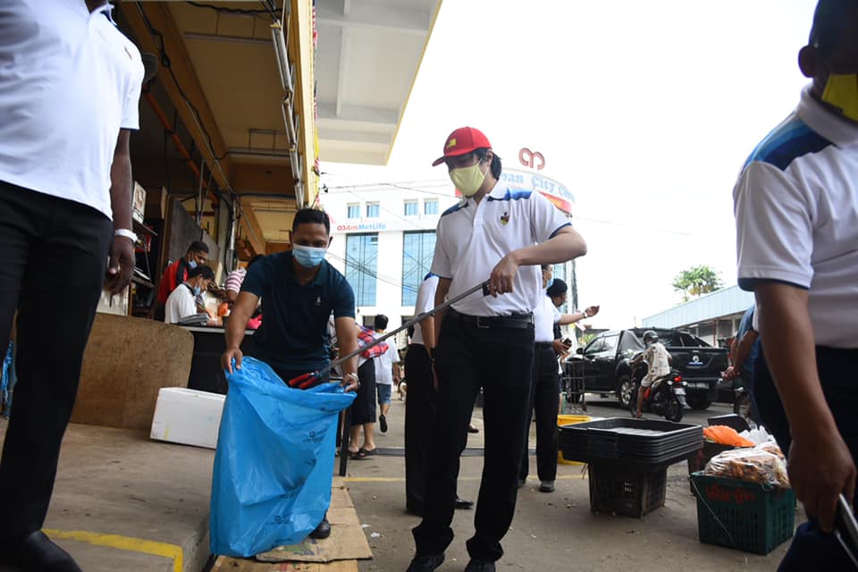 MENJUNJUNG KASIH KEPADA DYMM YANG DI-PERTUAN BESAR NEGERI SEMBILAN MENCEMAR DULI