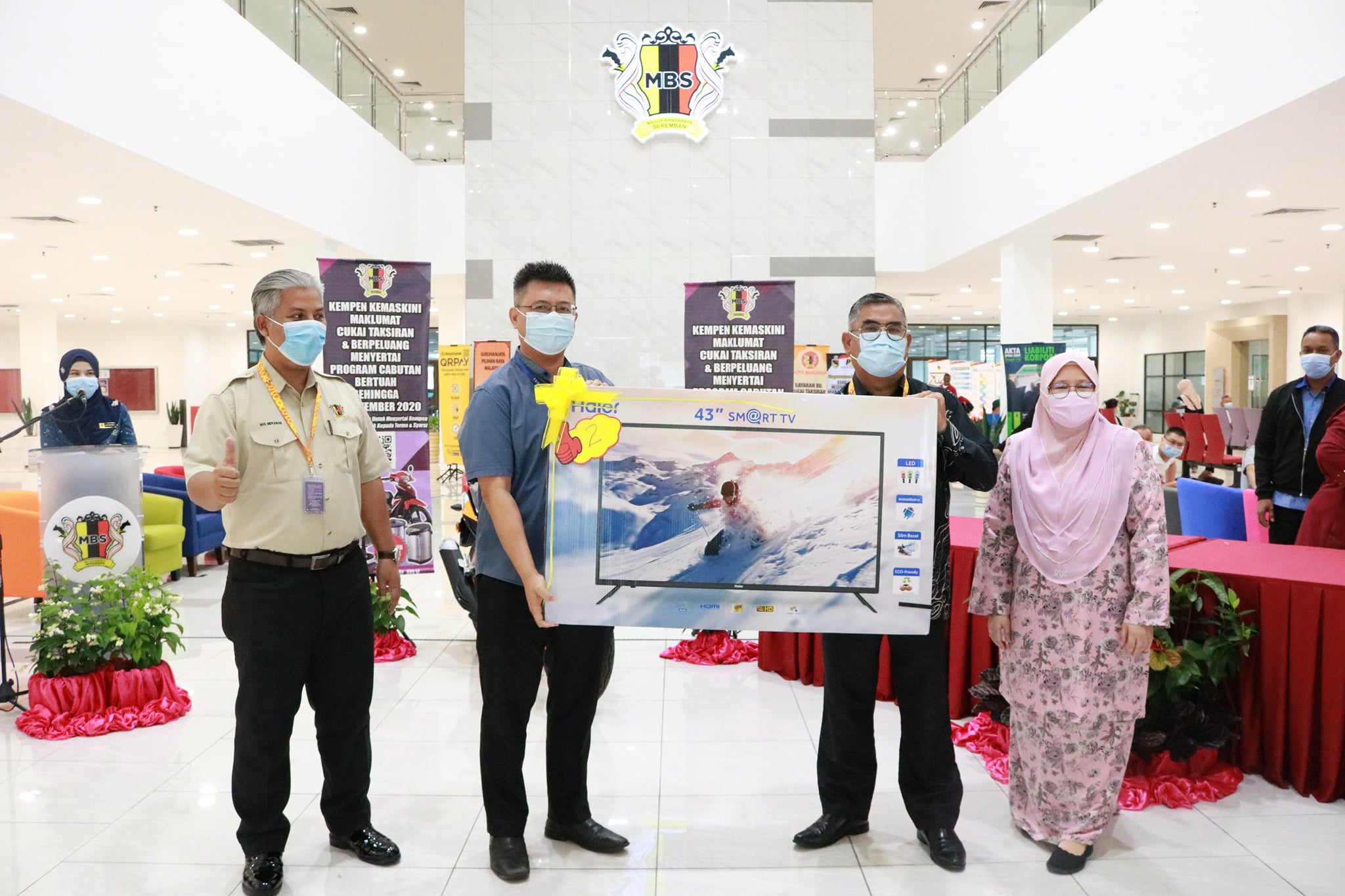 PENYAMPAIAN HADIAH KEPADA PEMENANG CABUTAN BERTUAH KEMPEN KEMASKINI MAKLUMAT CUKAI TAKSIRAN MAJLIS BANDARAYA SEREMBAN BAGI TAHUN 2020