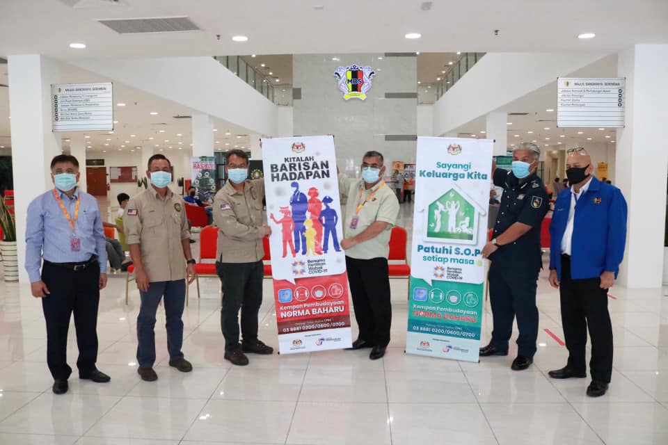 SESI PENYERAHAN BAHAN KEMPEN COVID-19 OLEH AGENSI PENGURUSAN BENCANA NEGARA (NADMA) JABATAN PERDANA MENTERI KEPADA MAJLIS BANDARAYA SEREMBAN