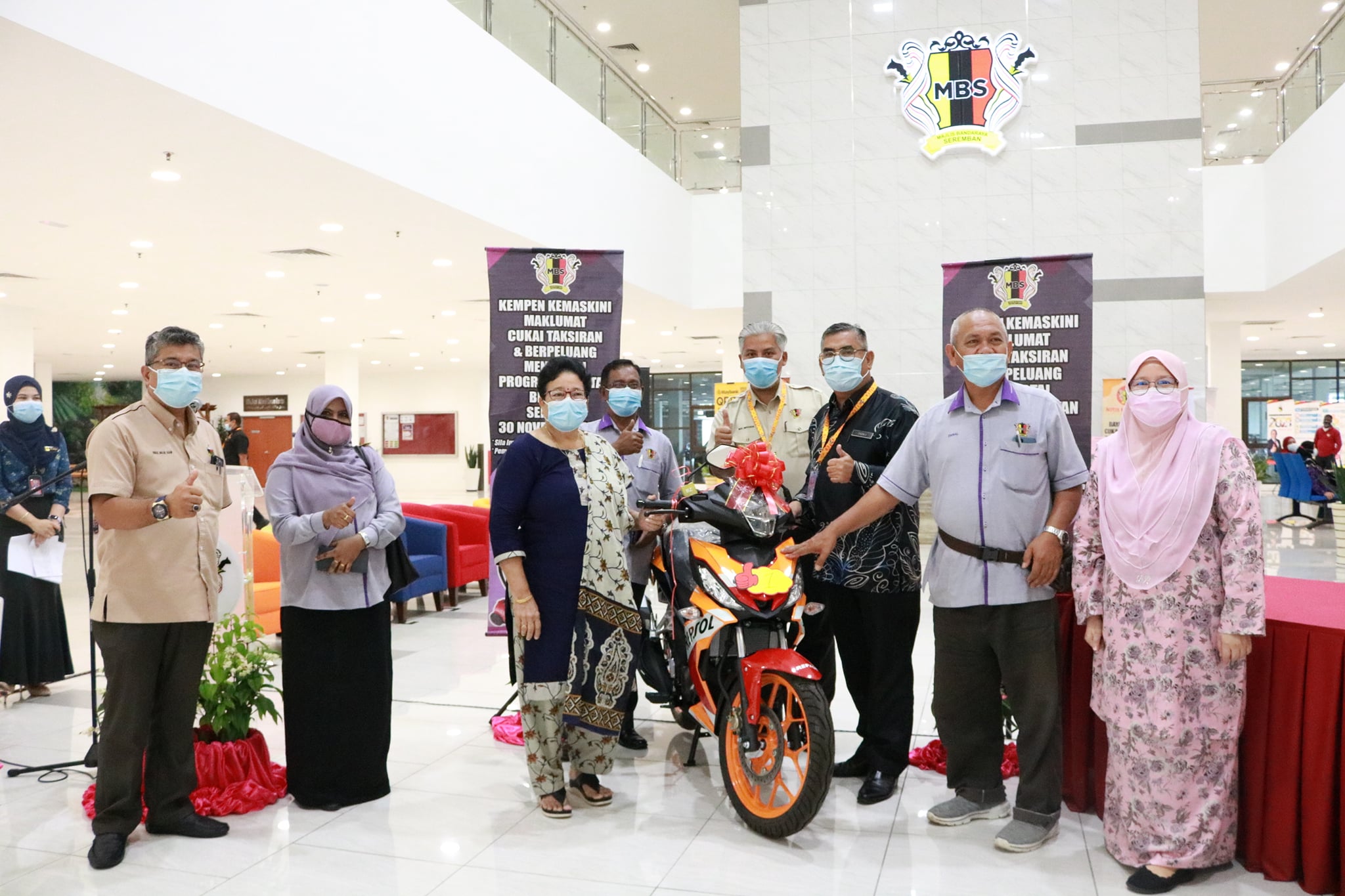 PENYAMPAIAN HADIAH KEPADA PEMENANG CABUTAN BERTUAH KEMPEN KEMASKINI MAKLUMAT CUKAI TAKSIRAN MAJLIS BANDARAYA SEREMBAN BAGI TAHUN 2020