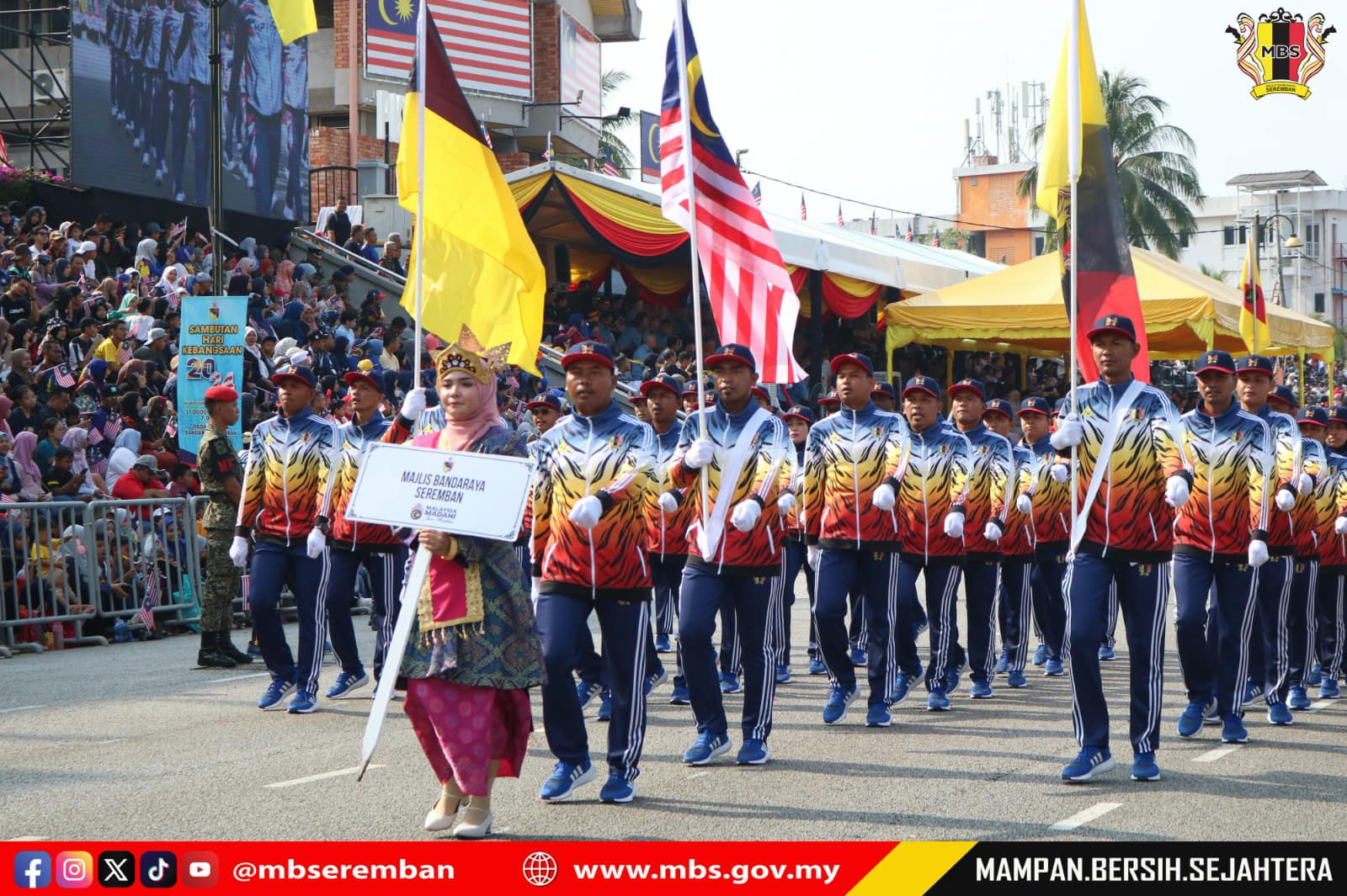 PENYERAHAN BENDERA JALUR GEMILANG DARIPADA MATRIX CONCEPTS HOLDINGS BERHAD KEPADA MBS