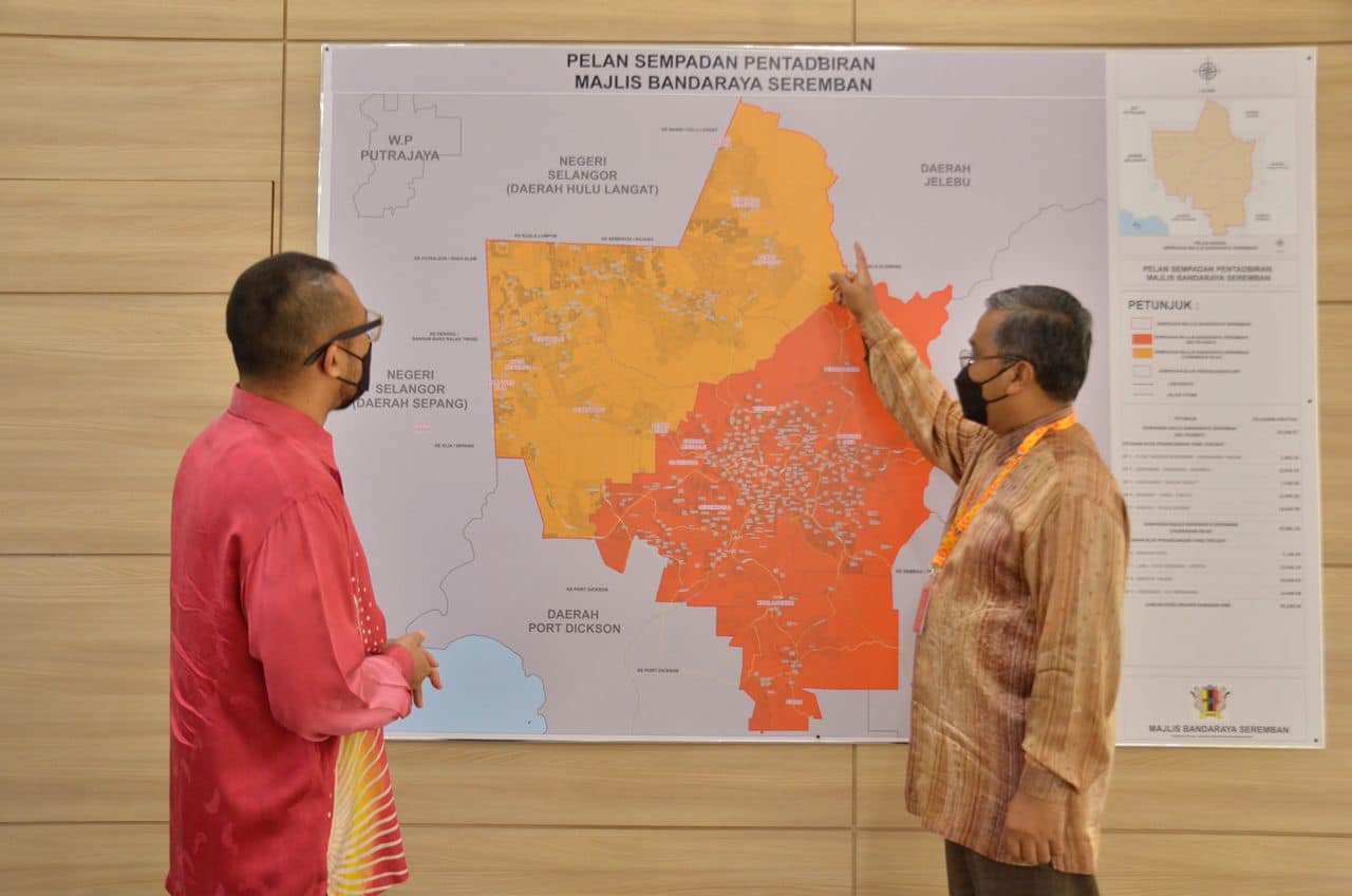 KUNJUNGAN HORMAT PENGARAH SURUHANJAYA PILIHANRAYA MALAYSIA (SPR) NEGERI SEMBILAN KE ATAS DATUK BANDAR