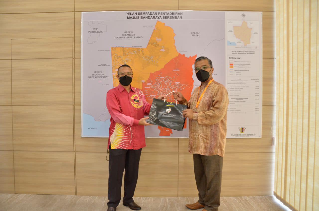 KUNJUNGAN HORMAT PENGARAH SURUHANJAYA PILIHANRAYA MALAYSIA (SPR) NEGERI SEMBILAN KE ATAS DATUK BANDAR