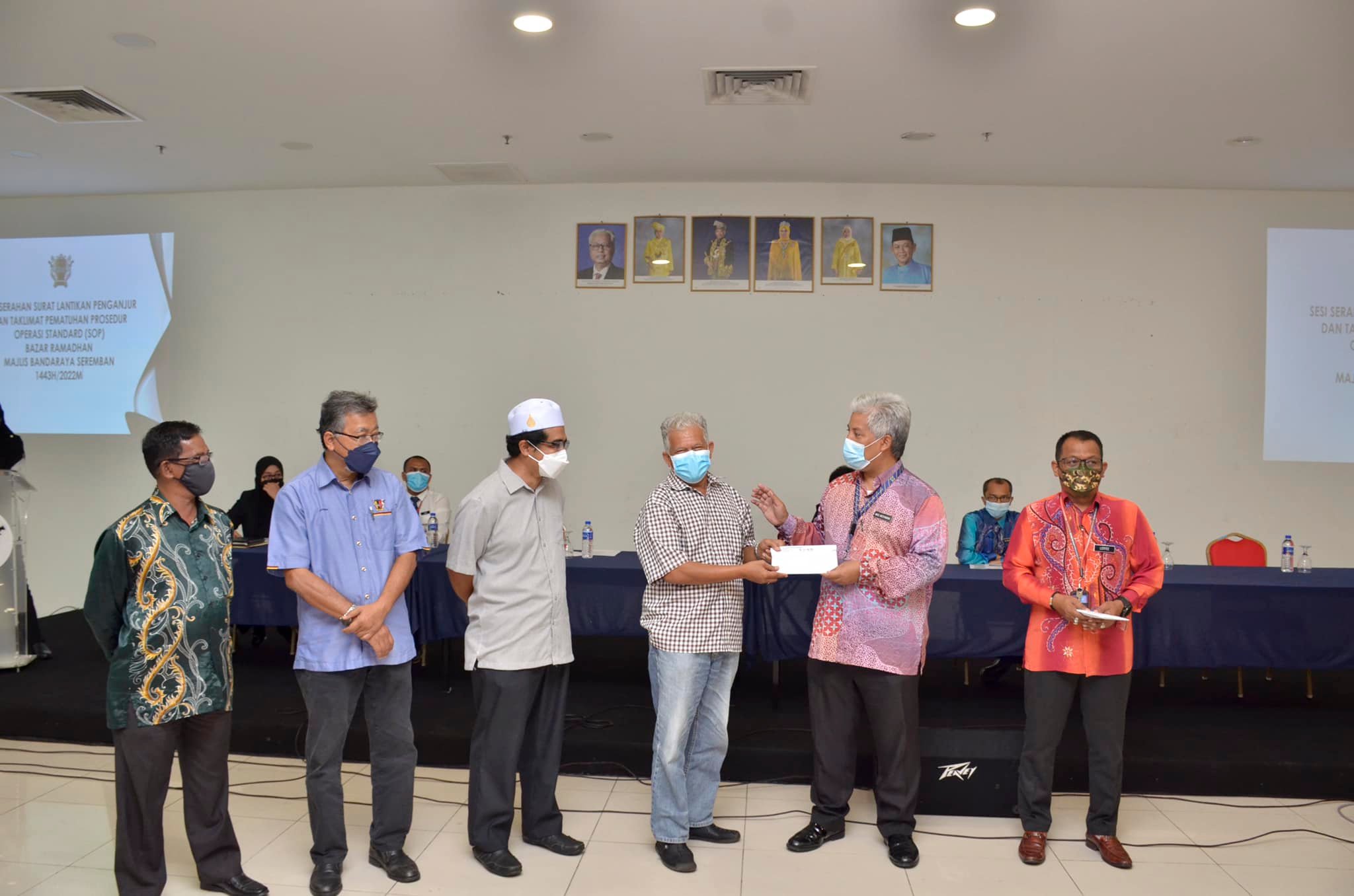 SERAHAN SURAT LANTIKAN PENGANJURAN DAN TAKLIMAT PEMATUHAN PROSEDUR OPERASI STANDARD (SOP) BAZAR RAMADHAN MAJLIS BANDARAYA SEREMBAN 1443H/2022M