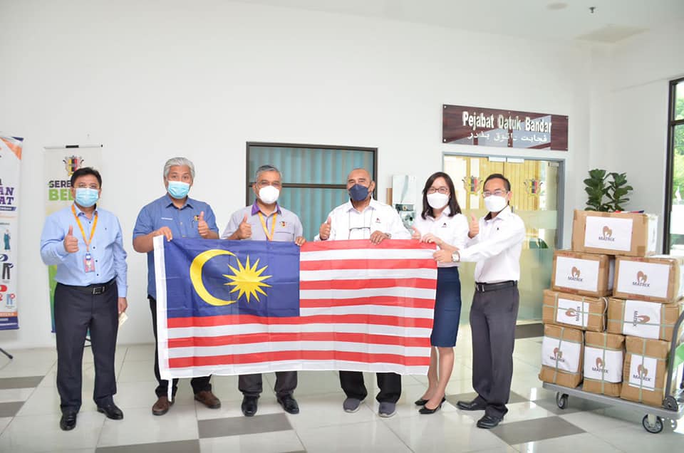 PENYERAHAN BENDERA JALUR GEMILANG DARIPADA MATRIX CONCEPTS HOLDINGS BERHAD KEPADA MAJLIS BANDARAYA SEREMBAN