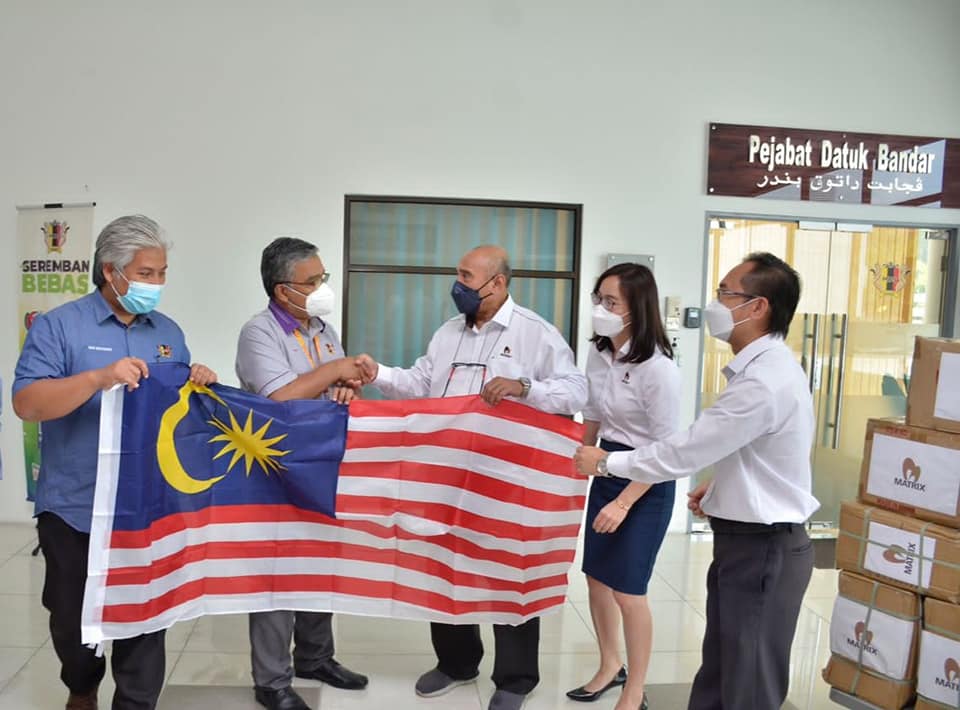 PENYERAHAN BENDERA JALUR GEMILANG DARIPADA MATRIX CONCEPTS HOLDINGS BERHAD KEPADA MAJLIS BANDARAYA SEREMBAN