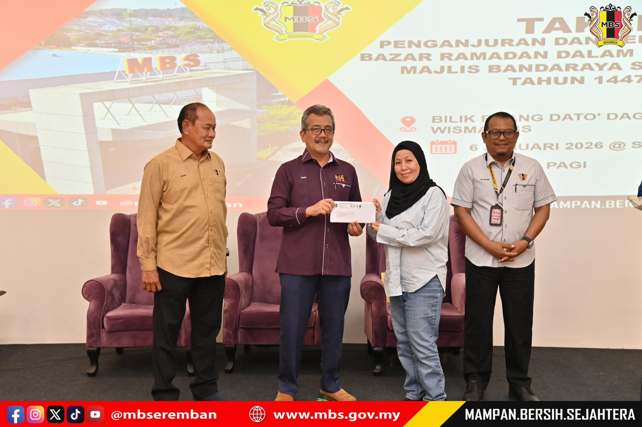 PENYERAHAN BENDERA JALUR GEMILANG DARIPADA MATRIX CONCEPTS HOLDINGS BERHAD KEPADA MBS