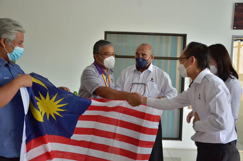 PENYERAHAN BENDERA JALUR GEMILANG DARIPADA MATRIX CONCEPTS HOLDINGS BERHAD KEPADA MAJLIS BANDARAYA SEREMBAN