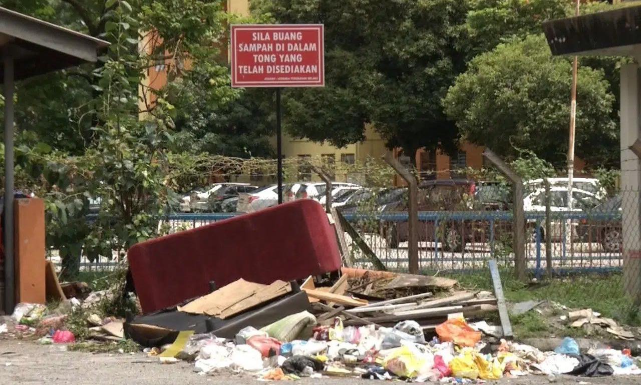 PELUPUSAN SISA PUKAL SEPERTI TILAM DAN PERABOT LAMA 