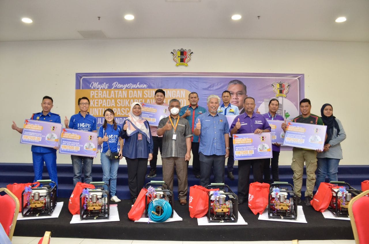 MAJLIS PENYERAHAN PERALATAN DAN SUMBANGAN KEPADA SUKARELAWAN (NGO) UNTUK PASCA BANJIR MAJLIS BANDARAYA SEREMBAN