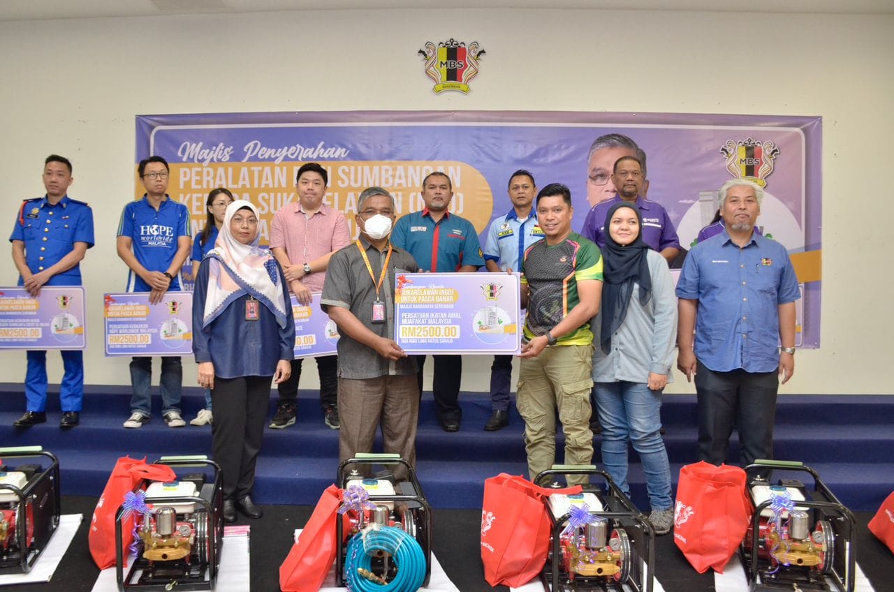 MAJLIS PENYERAHAN PERALATAN DAN SUMBANGAN KEPADA SUKARELAWAN (NGO) UNTUK PASCA BANJIR MAJLIS BANDARAYA SEREMBAN