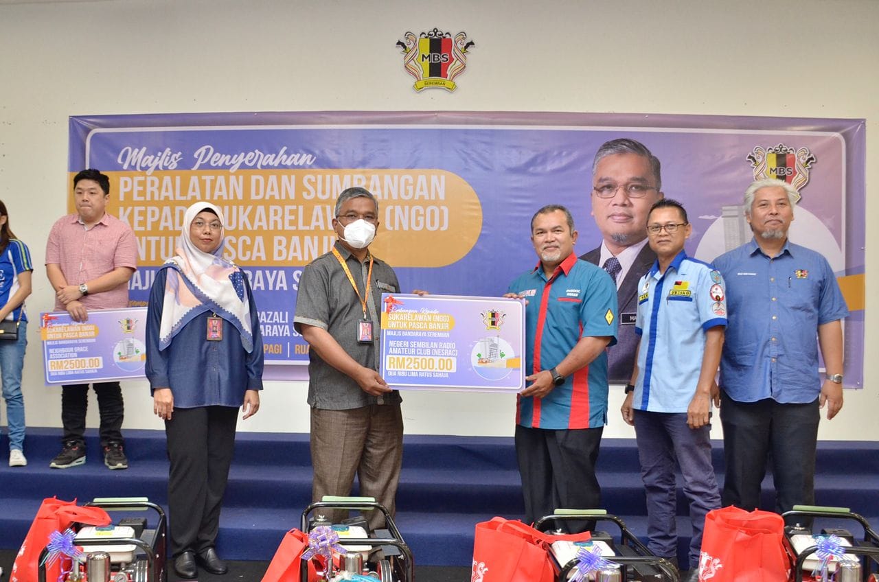 MAJLIS PENYERAHAN PERALATAN DAN SUMBANGAN KEPADA SUKARELAWAN (NGO) UNTUK PASCA BANJIR MAJLIS BANDARAYA SEREMBAN