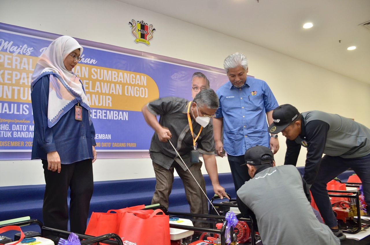 MAJLIS PENYERAHAN PERALATAN DAN SUMBANGAN KEPADA SUKARELAWAN (NGO) UNTUK PASCA BANJIR MAJLIS BANDARAYA SEREMBAN
