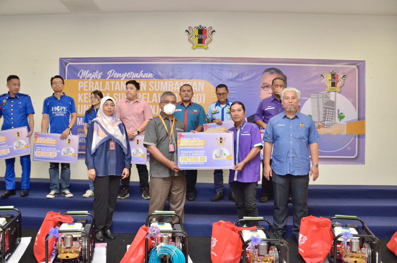 MAJLIS PENYERAHAN PERALATAN DAN SUMBANGAN KEPADA SUKARELAWAN (NGO) UNTUK PASCA BANJIR MAJLIS BANDARAYA SEREMBAN