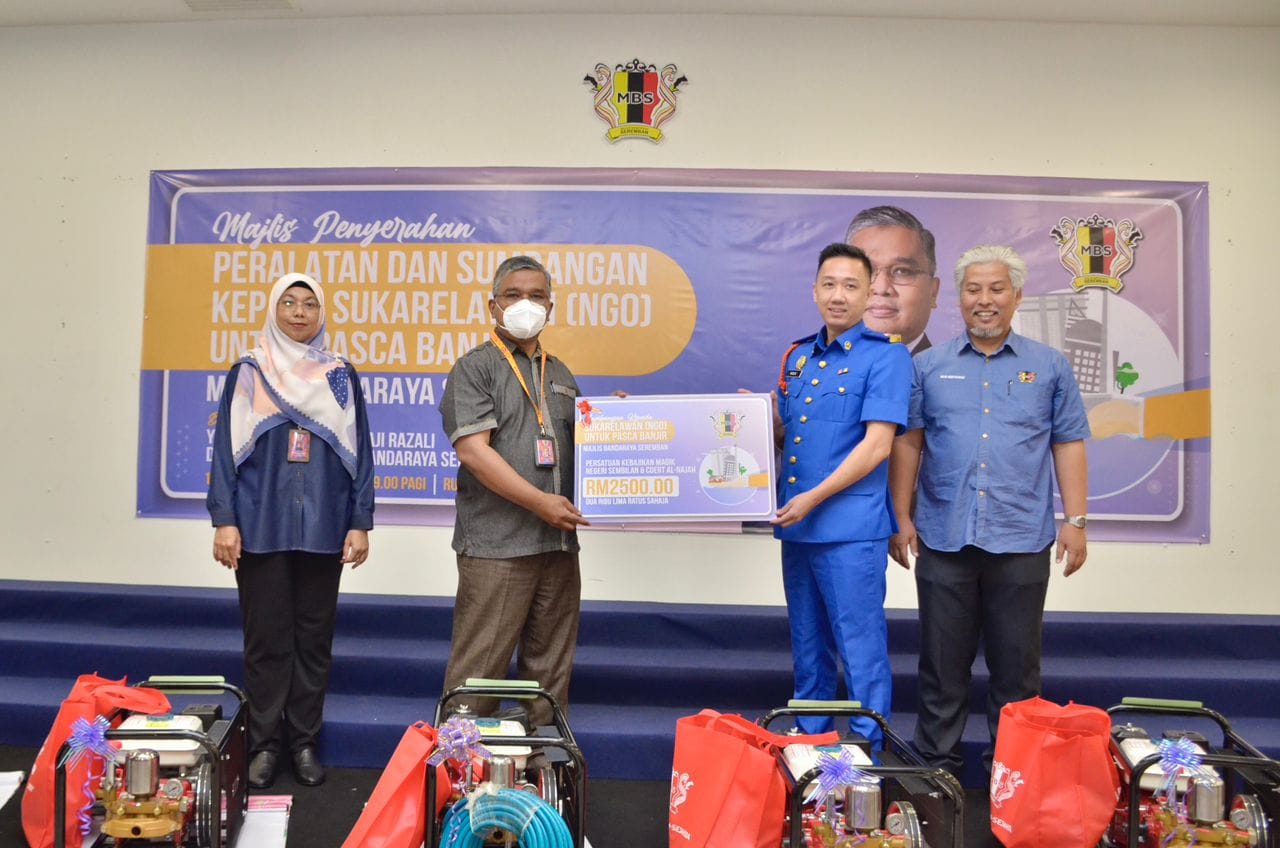 MAJLIS PENYERAHAN PERALATAN DAN SUMBANGAN KEPADA SUKARELAWAN (NGO) UNTUK PASCA BANJIR MAJLIS BANDARAYA SEREMBAN