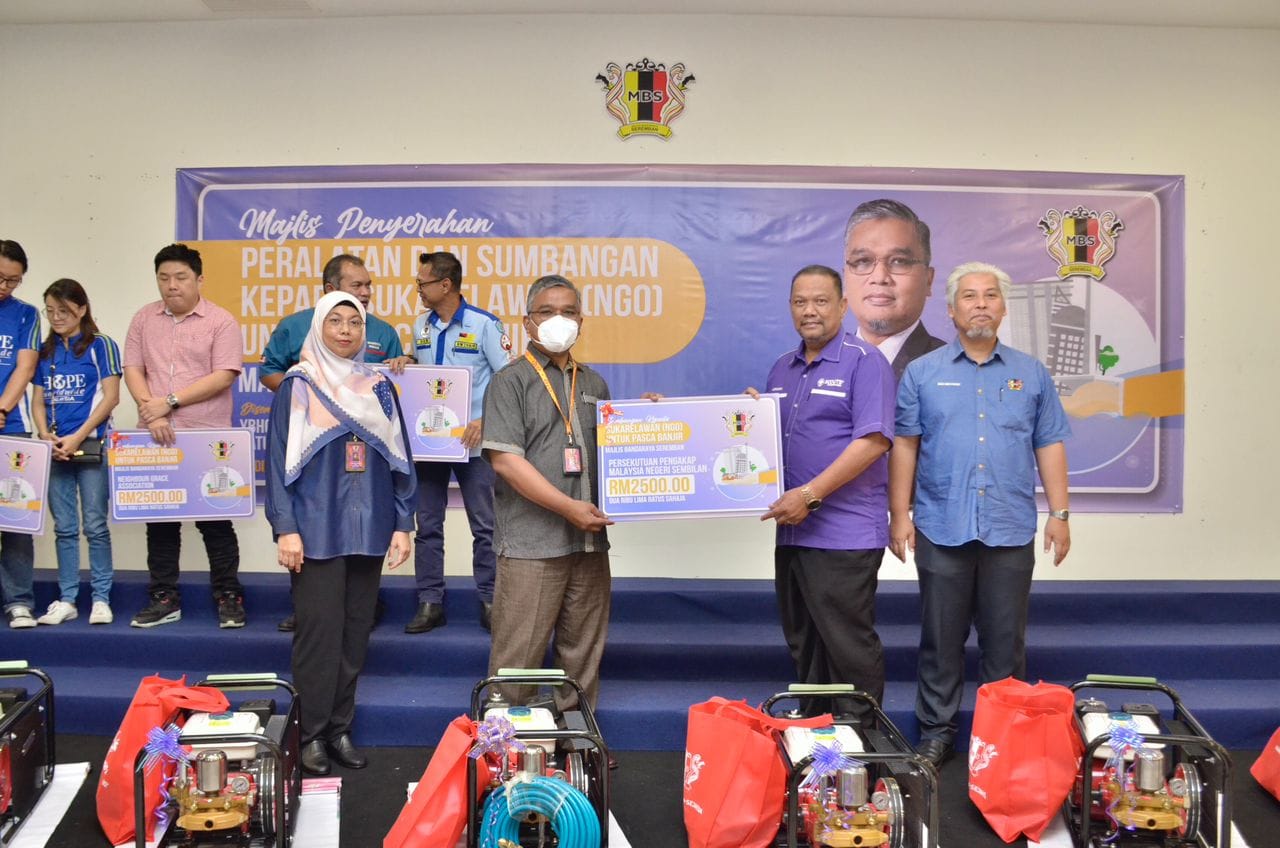 MAJLIS PENYERAHAN PERALATAN DAN SUMBANGAN KEPADA SUKARELAWAN (NGO) UNTUK PASCA BANJIR MAJLIS BANDARAYA SEREMBAN