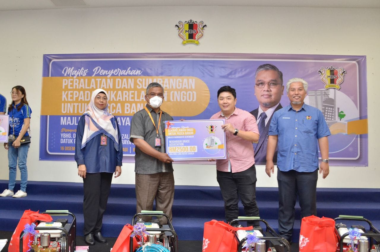 MAJLIS PENYERAHAN PERALATAN DAN SUMBANGAN KEPADA SUKARELAWAN (NGO) UNTUK PASCA BANJIR MAJLIS BANDARAYA SEREMBAN