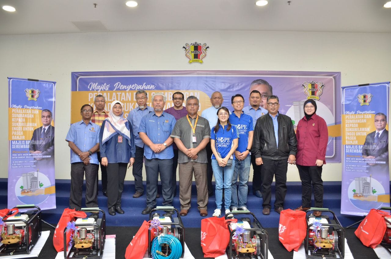 MAJLIS PENYERAHAN PERALATAN DAN SUMBANGAN KEPADA SUKARELAWAN (NGO) UNTUK PASCA BANJIR MAJLIS BANDARAYA SEREMBAN