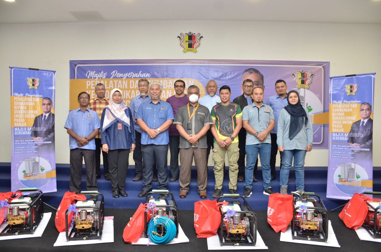 MAJLIS PENYERAHAN PERALATAN DAN SUMBANGAN KEPADA SUKARELAWAN (NGO) UNTUK PASCA BANJIR MAJLIS BANDARAYA SEREMBAN