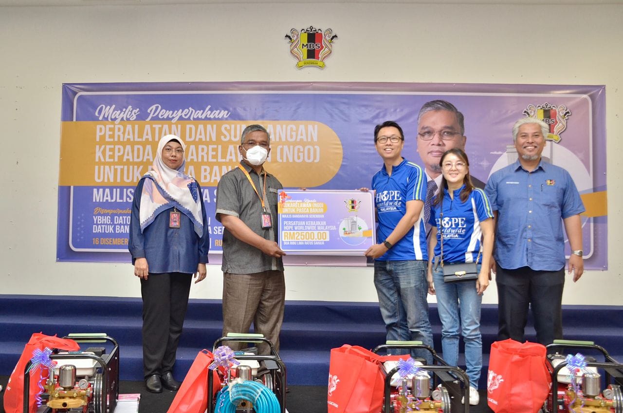 MAJLIS PENYERAHAN PERALATAN DAN SUMBANGAN KEPADA SUKARELAWAN (NGO) UNTUK PASCA BANJIR MAJLIS BANDARAYA SEREMBAN