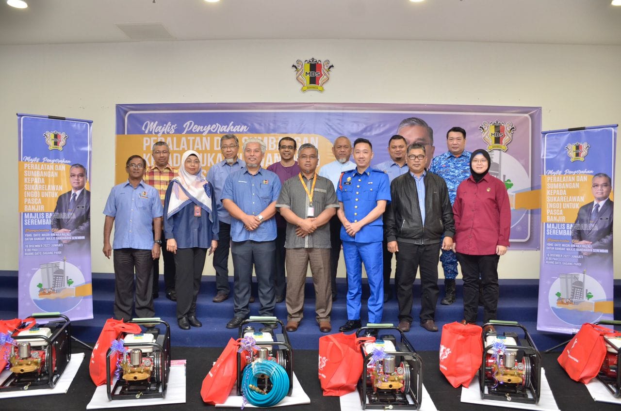 MAJLIS PENYERAHAN PERALATAN DAN SUMBANGAN KEPADA SUKARELAWAN (NGO) UNTUK PASCA BANJIR MAJLIS BANDARAYA SEREMBAN