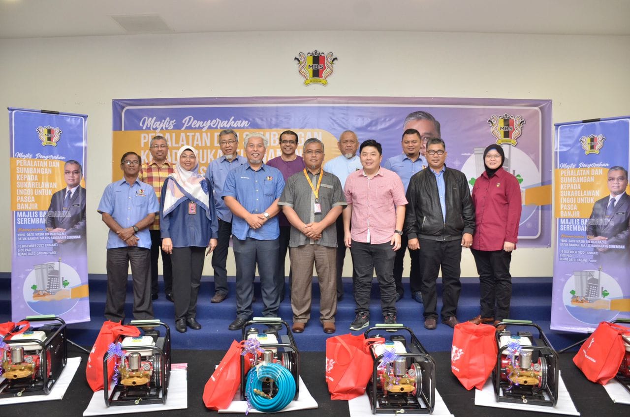 MAJLIS PENYERAHAN PERALATAN DAN SUMBANGAN KEPADA SUKARELAWAN (NGO) UNTUK PASCA BANJIR MAJLIS BANDARAYA SEREMBAN