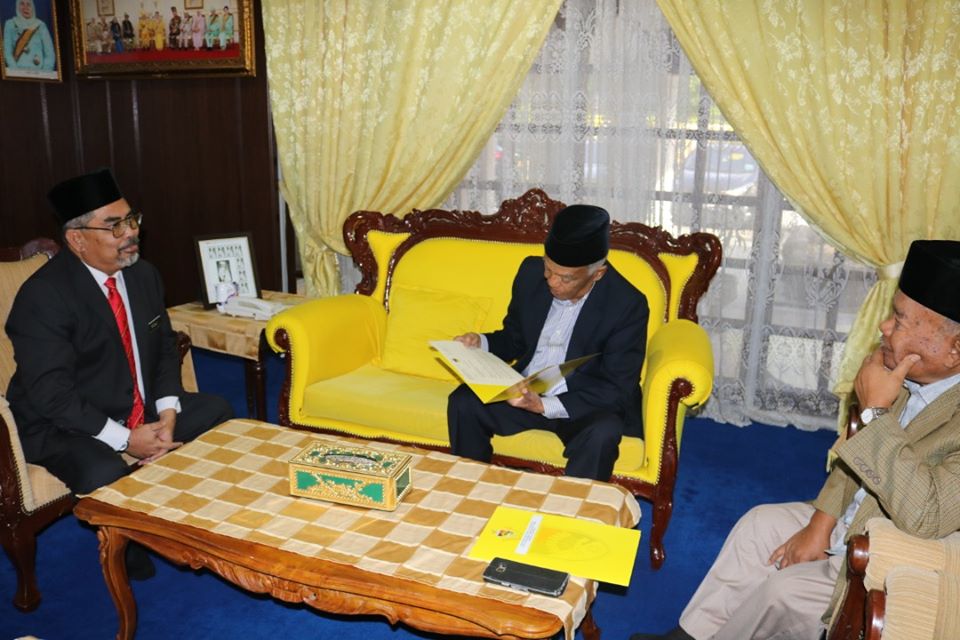 Y. Bhg. Dato’ Haji Zazali bin Salehudin, Datuk Bandar Majlis Bandaraya Seremban telah mengadap Y.T.M. Dato’ Lela Maharaja Dato’ Haji Muhamad Sharip bin Haji Othman, Undang Luak Rembau