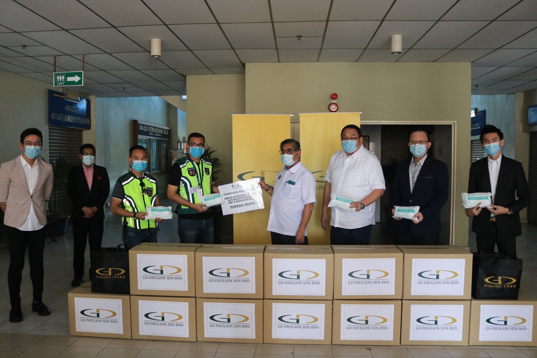 MAJLIS PENERIMAAN DAN PENGAGIHAN PENUTUP HIDUNG DAN MULUT (MASK) DARIPADA KUMPULAN GD HOLDING
