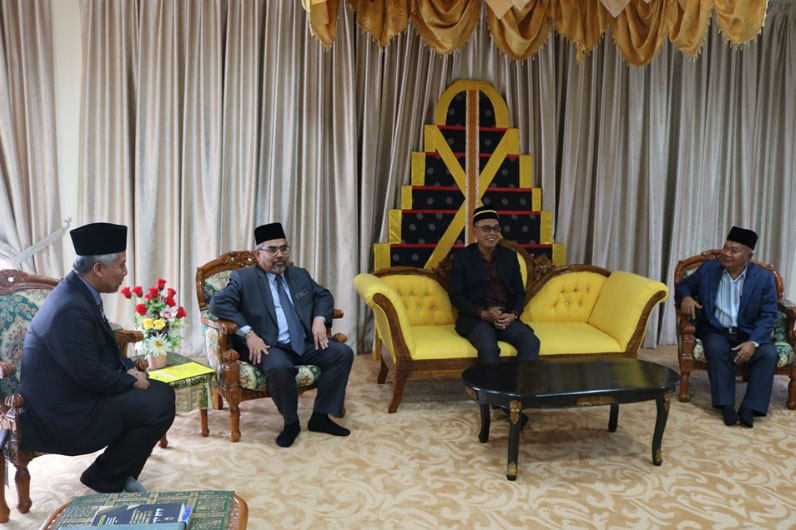 Y. Bhg. Dato’ Haji Zazali bin Salehudin, Datuk Bandar Majlis Bandaraya Seremban telah mengadap Y.T.M. Dato Mendika Menteri Akhirulzaman, Datuk Maarof Mat Rashad pada pagi ini bertempat di Balai Undang Luak Jelebu 