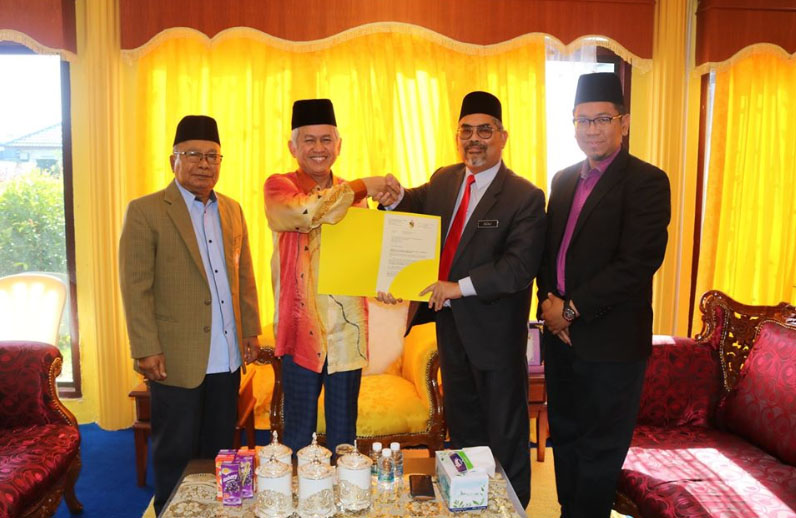 YBhg. Dato’ Haji Zazali bin Salehudin, Datuk Bandar Majlis Bandaraya Seremban telah mengadap Y.T.M. Dato' Johan Pahlawan Lela Perkasa Sitiawan, Dato' Muhammed bin Haji Abdullah, Undang Luak Johol pada pagi ini bertempat di Balai Undang Luak Johol 