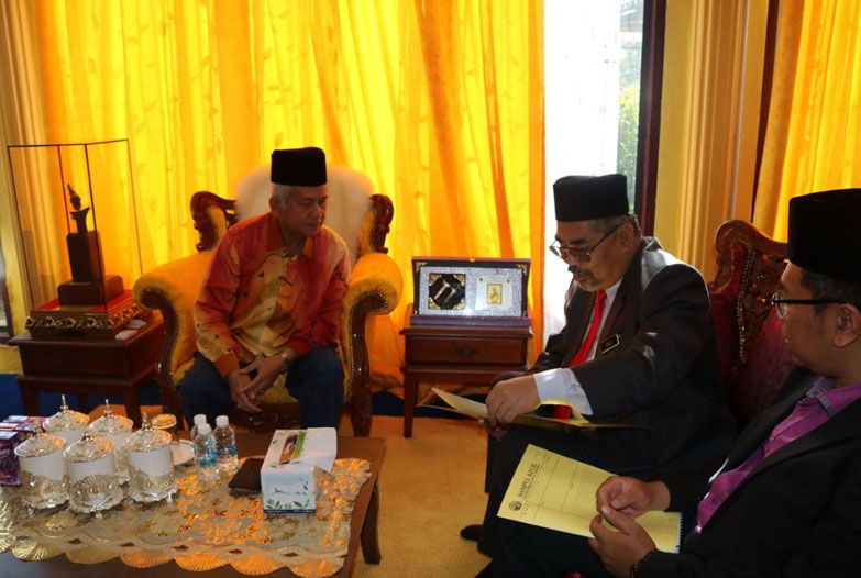 YBhg. Dato’ Haji Zazali bin Salehudin, Datuk Bandar Majlis Bandaraya Seremban telah mengadap Y.T.M. Dato' Johan Pahlawan Lela Perkasa Sitiawan, Dato' Muhammed bin Haji Abdullah, Undang Luak Johol pada pagi ini bertempat di Balai Undang Luak Johol 