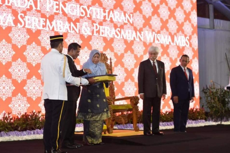 YB Puan Hajah Zuraida Kamaruddin Menteri KPKT telah menyerahkan Watikah Pengisytiharan Majlis Bandaraya Seremban kepada Yang Dipertuan Besar Negeri Sembilan, Tuanku Muhriz Tuanku Munawir