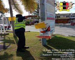 KERJA-KERJA MEMBUKA PAPAN IKLANBANTING BANNER HARAM