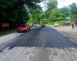 KERJA-KERJA PENURAPAN JALAN ROSAK DI JALAN TOK DAGANG