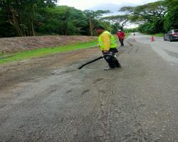 KERJA-KERJA PENURAPAN JALAN ROSAK DI JALAN TOK DAGANG