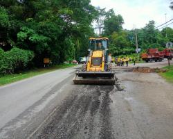KERJA-KERJA PENURAPAN JALAN ROSAK DI JALAN TOK DAGANG