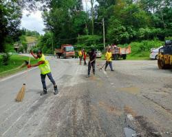 KERJA-KERJA PENURAPAN JALAN ROSAK DI JALAN TOK DAGANG
