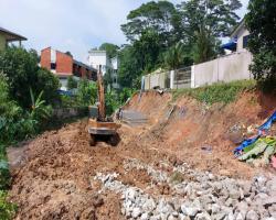KERJA-KERJA PEMBAIKAN CERUN RUNTUH DI JALAN KILAT