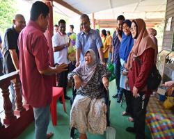 LAWATAN PEMBERIAN SUMBANGAN KERUSI RODA DI KAWASAN TAMAN MANTIN DALAM