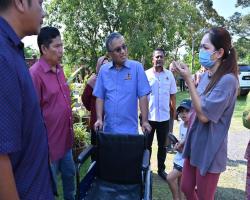 LAWATAN PEMBERIAN SUMBANGAN KERUSI RODA DI KAWASAN TAMAN MANTIN DALAM