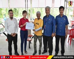 MAJLIS PENYERAHAN SURAT TAWARAN KEPADA PENIAGA